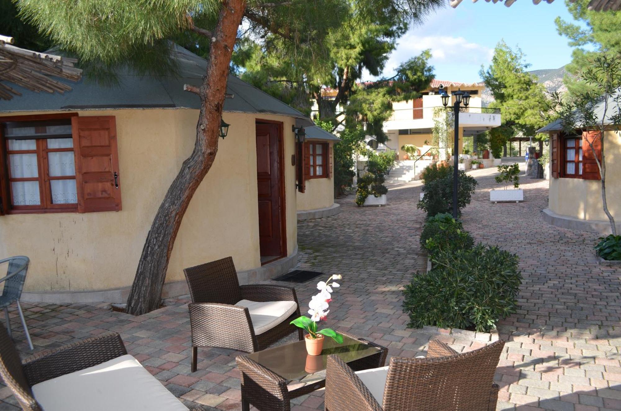 Chrissa Camping Rooms & Bungalows Delphi ภายนอก รูปภาพ